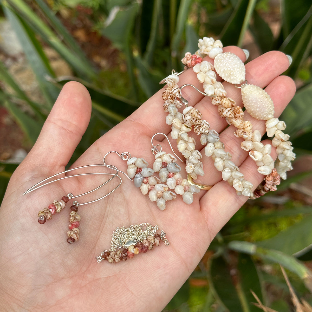 アクセサリー hananoha.nori Hand-painted Reversible Japanese Ceramic Necklace: Hana – Sayumi